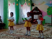 Танец с листочками, исполняют девочки группа Лучики РЦ